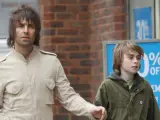 El exvocalista de Oasis, Liam Gallagher, y su hijo 'grunge' Gene.