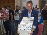 El alcalde de Jun, durante la entrega de los avales con los que solicitó primarias en el PSOE de Andalucía.