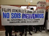 Unos 200 jóvenes taponan la puerta de la facultad de Derecho de la Universidad Autónoma de Madrid para impedir la entrada al expresidente del Gobierno Felipe González.