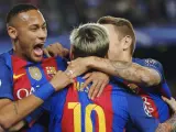 El delantero argentino del FC Barcelona Leo Messi (c) celebra su gol, primero del equipo frente al Manchester City, con sus compañeros, durante el partido de la tercera jornada de la fase de grupos de la Liga de Campeones que se juega esta noche en el Camp Nou, en Barcelona.
