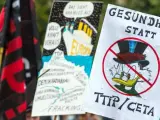 Decenas de miles de manifestantes protestan contra el TTIP y el CETA en Berlín, el pasado 17 de septiembre.