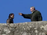 Kit Harington (Jon Nieve) y Liam Cunningham (Davos Seaworth), en un momento del rodaje de 'Juego de tronos' en San Juan de Gaztelugatxe, situado en la localidad vizcaina de Bermeo.