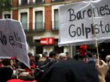 Varios centenares de personas concentrados frente la sede del PSOE en la calle de Ferraz para pedir que el Comité Federal del partido no se pronuncie a favor de una abstención que facilitaría la investidura de Mariano Rajoy. La convocatoria se ha denominado "la revolución de las rosas".