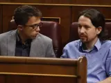 Errejón y Pablo Iglesias en el debate de investidura en el Congreso.