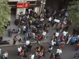 Decenas de periodistas a las puertas de la sede del PSOE, en la madrileña calle Ferraz.
