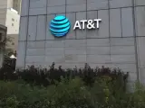 El logo de la compañía estadounidense de telecomunicaciones AT&T, en su sede de Dallas, Texas (EE UU).
