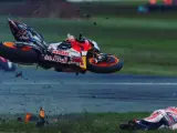 Cal Crutchlow celebra su victoria en Australia y al lado, imagen de la caída de Márquez.