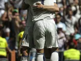 Cristiano Ronaldo se abraza con Gareth Bale tras el primer gol marcado ante el Osasuna.