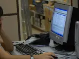 Una usuaria frente a su ordenador.