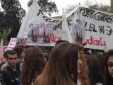 Estudiantes que participan en la manifestación con la LOMCE y la reválida, congregados frente al edificio histórico de la Universitat de Barcelona (UB).