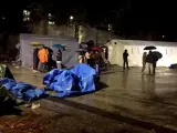 Personas evacuadas pasan la noche en tiendas de campaña en Camerino, Italia.
