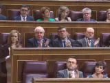 Durante la intervención de Antonio Hernando en el debate de investidura de Mariano Rajoy, los diputados socialistas han interrumpido varias veces a su portavoz para aplaudir, pero ni Pedro Sánchez, ni Patxi López han querido seguir la tónica de sus compañeros.