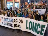 Unas mil personas han mostrado esta tarde su rechazo a la Lomce y la reválida en la concentración-manifestación convocada en Zaragoza.