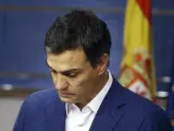 Pedro Sánchez, emocionado tras renunciar a su acta de diputado.