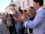 Ciudadanos despiden a Pedro Sánchez con gritos de 'olé' y aplausos.