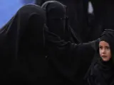 Una niña yemení, rodeada de mujeres con la indumentaria islámica integral.