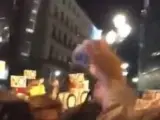 Momento en el que los manifestantes lanzan una botella a diputados de Ciudadanos.