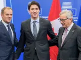 Donald Tusk, Justin Trudeau y Jean Claude Juncker, antes de firmar el CETA.