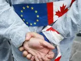 Un detalle de una protesta por el acuerdo comercial UE-Canadá.