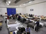 Varios vecinos descansan en una de las instalaciones habilitadas para acoger a los afectados del terremoto registrado en el centro de Italia.