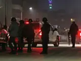 Miembros de las fuerzas de seguridad de Afganistán llegan al lugar donde un grupo de insurgentes suicidas atacó un hostal cercano a la embajada de España en Kabul, Afganistán.