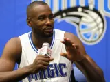 Serge Ibaka, ala-pívot de los Orlando Magic, atiende a los medios.