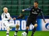 Cristiano Ronaldo presionado por Michal Pazdan en el Legia Varsovia - Real Madrid.
