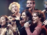 Los concursantes de la primera edición de 'Operación Triunfo' cantan 'Mi música es tu voz'.