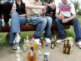 Jóvenes consumiendo alcohol en un 'botellón', en una imagen de archivo.