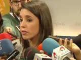 La portavoz adjunta de Podemos en el Congreso, Irene Montero, ha mostrado su "preocupación" ante la sospecha de que los datos sobre la compra y venta de la vivienda protegida de Ramón Espinar hayan sido filtrados por la presidenta de la Comunidad de Madrid, Cristina Cifuentes.
