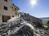 Vista general de varios edificios destruidos tras el último terremoto registrado en Castelluccio di Norcia, Italia.