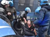 Los antidisturbios italianos arrestan a un manifestante en Florencia.