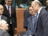 De Guindos (d), estrecha la mano del ministro alemán de Finanzas, Wolfgang Schäuble, durante la reunión del Eurogrupo.