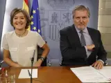 El ministro de Educación, Cultura y Deporte y portavoz del Gobierno, Iñigo Méndez de Vigo, junto a la ministra de Agricultura, Pesca y Alimentación, Isabel Tejerina.