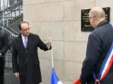 Hollande descubre la placa de las víctimas.