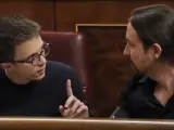 El líder de Podemos, Pablo Iglesias (d), conversa con el secretario de Política del partido y portavoz parlamentario, Íñigo Errejón (i), durante el pleno del Congreso de los Diputados.