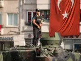 Un policía subido a un tanque en Turquía, tras el fallido golpe de Estado.
