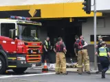 Miembros de los servicios de emergencias frente a la sucursal del Banco Commonwealth en la que un hombre presuntamente se prendió fuego, causando una explosión y lesiones a más de una veintena de personas, de las cuales cinco están en estado crítico, en Melbourne (Australia).