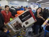 Cazadores de rebajas ingresan a una tienda con ocasión del llamado Black Friday en el Dìa de Acción de Gracias en Fair Fax, Virginia (EE UU).