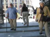 Unos jubilados de paseo por la calle