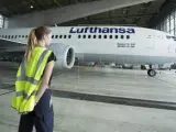 Una técnico de Lufthansa junto al modelo aéreo Boeing 737 en Schönefeld, Alemania.