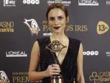 La actriz Aura Garrido posa con el premio Iris a la Mejor Actriz por su papel en 'El ministerio del tiempo'.