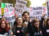 Varios estudiantes encabezan la manifestación, en Madrid, de la segunda huelga en apenas un mes contra la Lomce y las llamadas "reválidas".