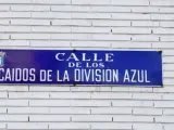 Placa identificativa de la calle Caídos de la División Azul de Madrid que cambiará su nombre, después de que el pleno del Ayuntamiento de Madrid aprobase, con la oposición del PP, retirar de inmediato cinco placas y monolitos que honran a personas relacionadas con el franquismo.