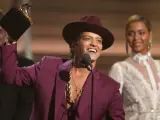 Bruno Mars con su gramófono en la categoría de mejor grabación del año por 'Uptown Funk' en la 58 edición anual de los Grammy.