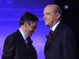 Los candidatos Francois Fillon y Alain Juppe en un debate televisado para las primarias presidenciales de la derecha.