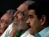 Fidel Castro en la celebración de su 90 cumpleaños, acompañado de su hermano Rául Castro y Nicolás Maduro, presidente de Venezuela.