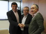 El presidente de la gestora del PSOE, Javier Fernández, y los secretarios generales de CC OO y UGT, Ignacio Fernéndez Toxo y Pepe Álvarez, respectivamente.