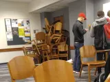 Varios alumnos permanecen en el interior de un aula y han usado las mesas y sillas para bloquear la entrada, según la imagen facilitada vía Twitter por Harrison Roth.