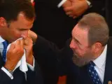 Imagen de archivo del rey Felipe VI, durante una comida con Fidel Castro en Asunción, Paraguay, en el año 2003.